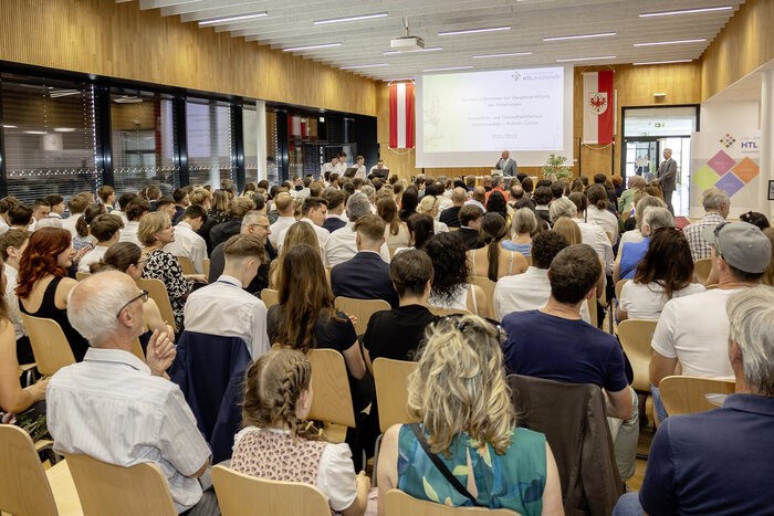 Zeugnis-Feierlichkeit für unsere Abschlussklassen – HTL Anichstraße Zeugnis-Feierlichkeit für unsere Abschlussklassen – HTL Anichstraße