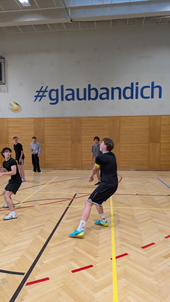 Volleyball Schulcup am Reithmann Gymnasium: Starke Motivation gegen starke Gegner – HTL Anichstraße Volleyball Schulcup am Reithmann Gymnasium: Starke Motivation gegen starke Gegner – HTL Anichstraße