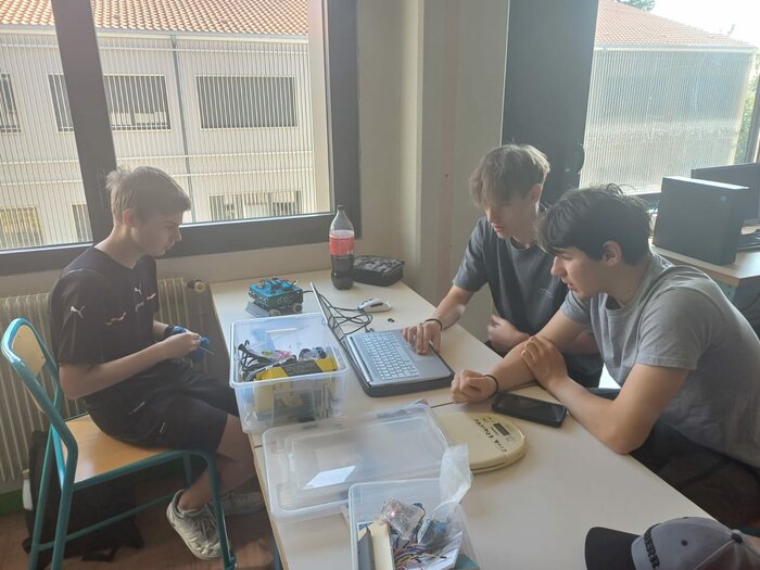 Schülergruppe beim Technobot in Frankreich – HTL Anichstraße Schülergruppe beim Technobot in Frankreich – HTL Anichstraße