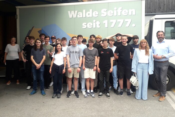 Exkursion der 3bHEL- Besuch mit der Fa. AGILA bei Walde Seifen – HTL Anichstraße Exkursion der 3bHEL- Besuch mit der Fa. AGILA bei Walde Seifen – HTL Anichstraße