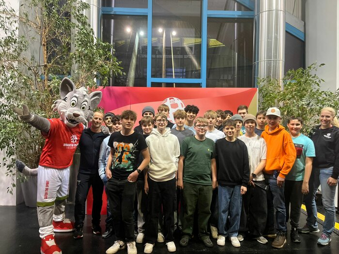 Teamgeist pur: Österreichs Handballerinnen feiern Sieg gegen die Slowakei – Schüler der HTL Anichstraße mitten im Jubel – HTL Anichstraße Teamgeist pur: Österreichs Handballerinnen feiern Sieg gegen die Slowakei – Schüler der HTL Anichstraße mitten im Jubel – HTL Anichstraße