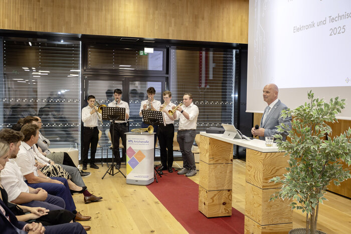 Zeugnis-Feierlichkeit für unsere Abschlussklassen – HTL Anichstraße Zeugnis-Feierlichkeit für unsere Abschlussklassen – HTL Anichstraße