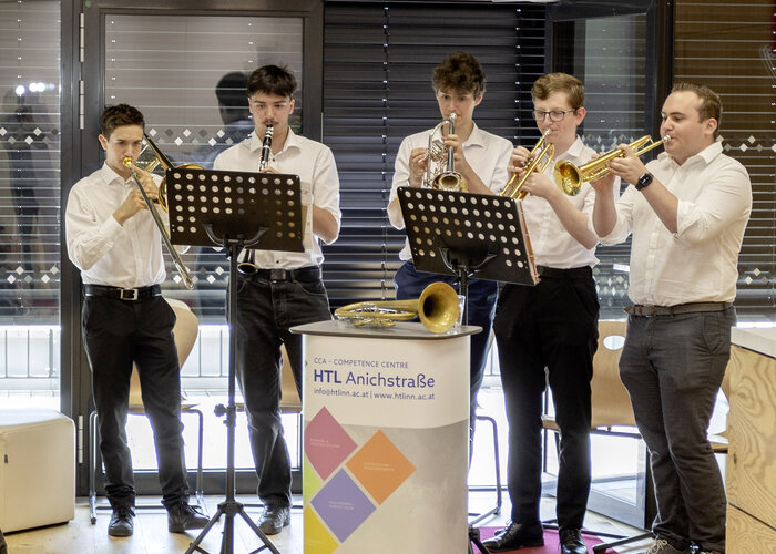 Zeugnis-Feierlichkeit für unsere Abschlussklassen – HTL Anichstraße Zeugnis-Feierlichkeit für unsere Abschlussklassen – HTL Anichstraße