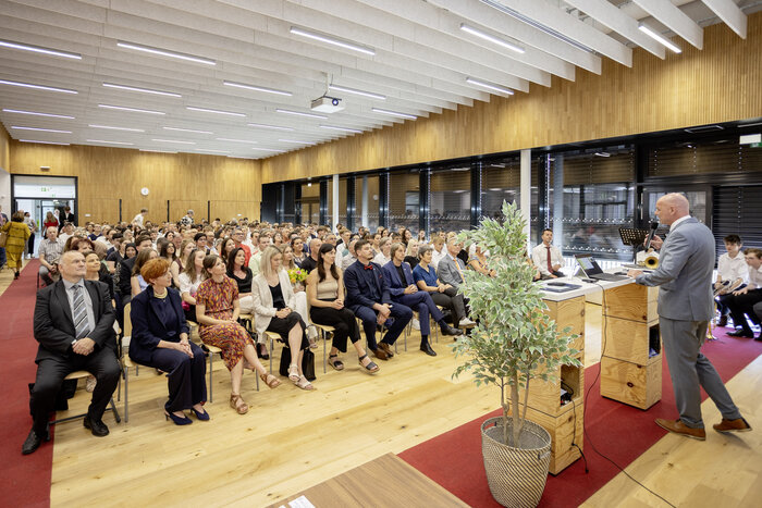 Zeugnis-Feierlichkeit für unsere Abschlussklassen – HTL Anichstraße Zeugnis-Feierlichkeit für unsere Abschlussklassen – HTL Anichstraße