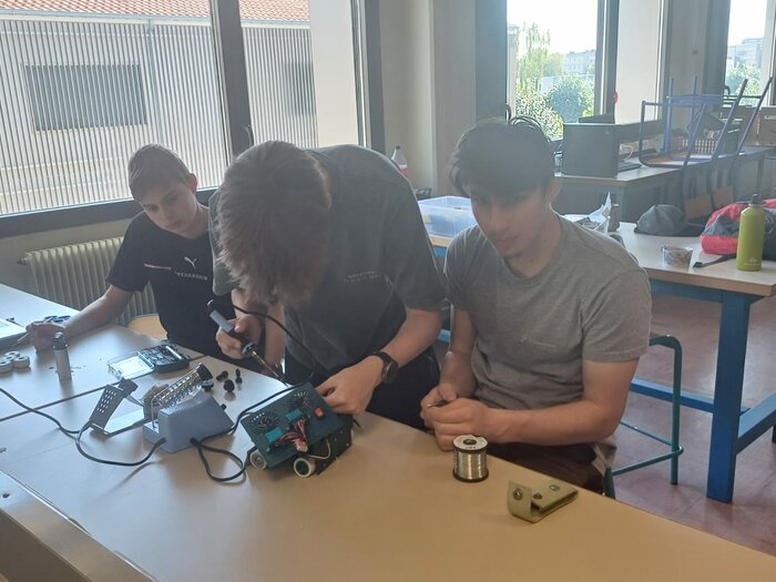 Schülergruppe beim Technobot in Frankreich – HTL Anichstraße Schülergruppe beim Technobot in Frankreich – HTL Anichstraße