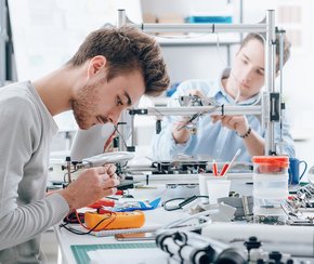 HTL Anichstraße – HÖHERE ABTEILUNG &
FACHSCHULE HTL Anichstraße – HÖHERE ABTEILUNG &
FACHSCHULE