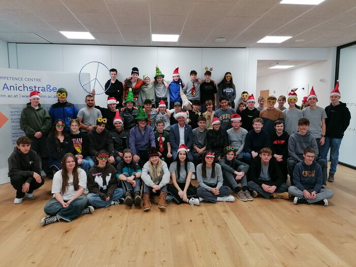 Weihnachtsgrüße der Abteilung Maschinenbau Robotic Centre – HTL Anichstraße Weihnachtsgrüße der Abteilung Maschinenbau Robotic Centre – HTL Anichstraße