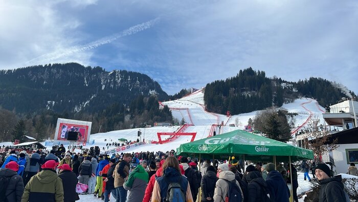 Die 2bHEL beim Hahnenkamm-Rennen in Kitzbühel – HTL Anichstraße Die 2bHEL beim Hahnenkamm-Rennen in Kitzbühel – HTL Anichstraße
