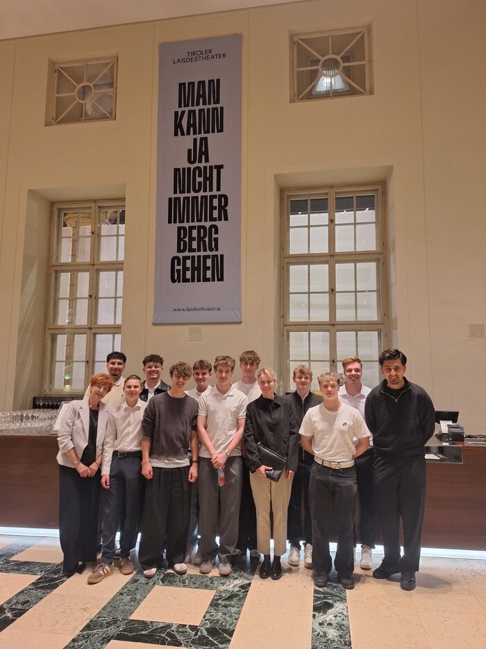 Statt immer Schulalltag einmal Theaterluft schnuppern – HTL Anichstraße Statt immer Schulalltag einmal Theaterluft schnuppern – HTL Anichstraße