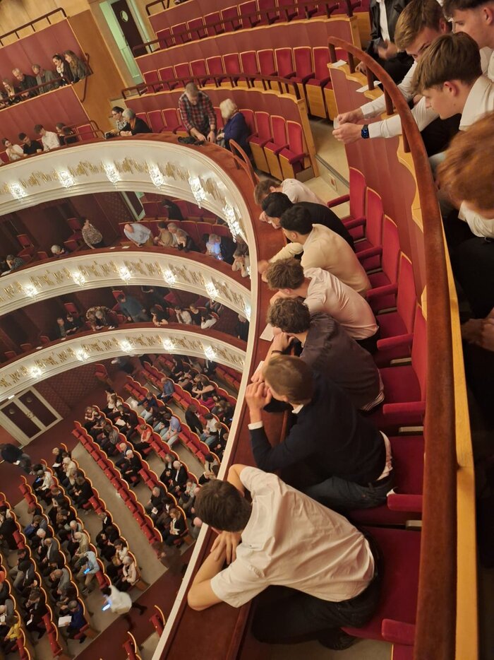 Statt immer Schulalltag einmal Theaterluft schnuppern – HTL Anichstraße Statt immer Schulalltag einmal Theaterluft schnuppern – HTL Anichstraße