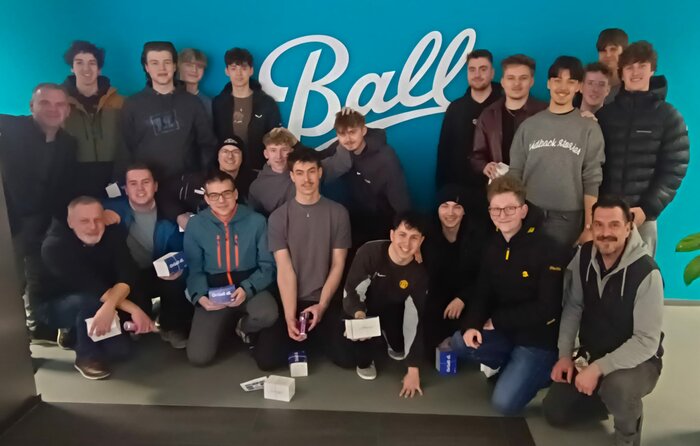 Die 5BHMBT auf Achse – Von Kunststoff-Pionieren und Dosen-Giganten – HTL Anichstraße Die 5BHMBT auf Achse – Von Kunststoff-Pionieren und Dosen-Giganten – HTL Anichstraße