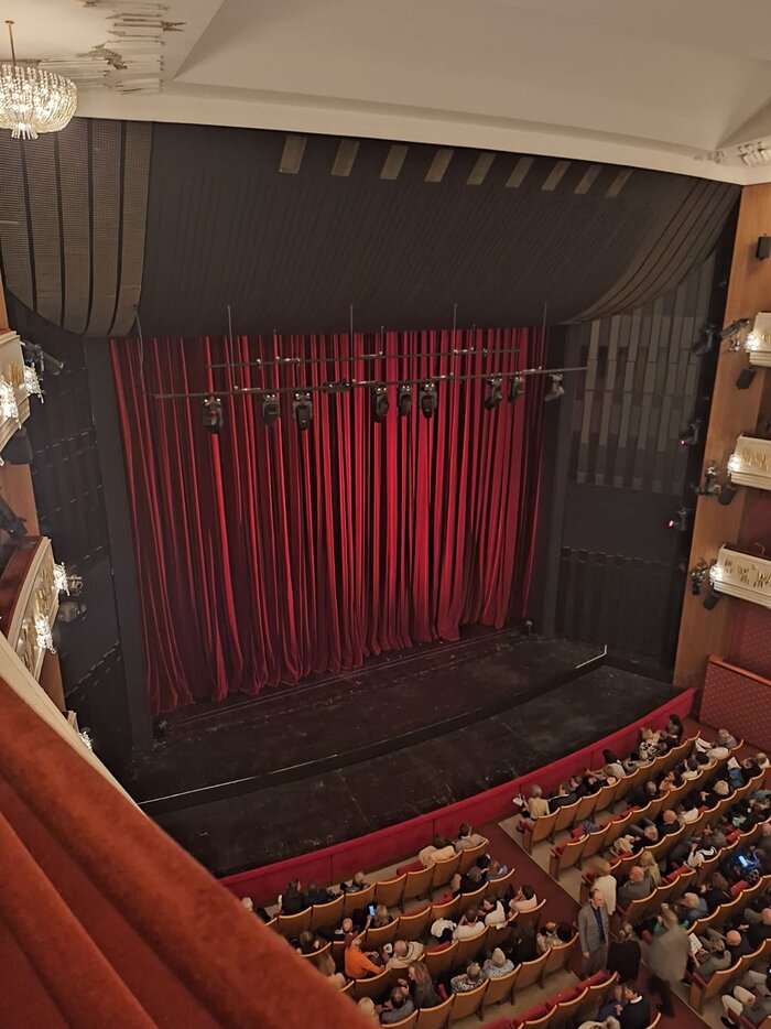 Statt immer Schulalltag einmal Theaterluft schnuppern – HTL Anichstraße Statt immer Schulalltag einmal Theaterluft schnuppern – HTL Anichstraße