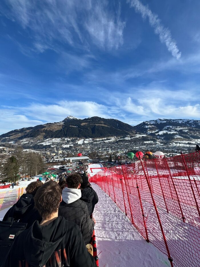 Die 2bHEL beim Hahnenkamm-Rennen in Kitzbühel – HTL Anichstraße Die 2bHEL beim Hahnenkamm-Rennen in Kitzbühel – HTL Anichstraße